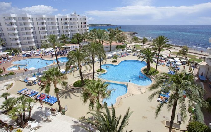 Buitenzwembad van Aparthotel Playa Dorada op Mallorca