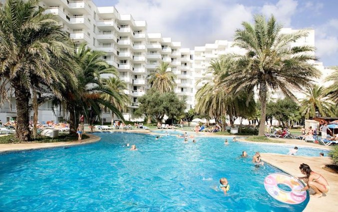 Buitenzwembad van Aparthotel Playa Dorada op Mallorca