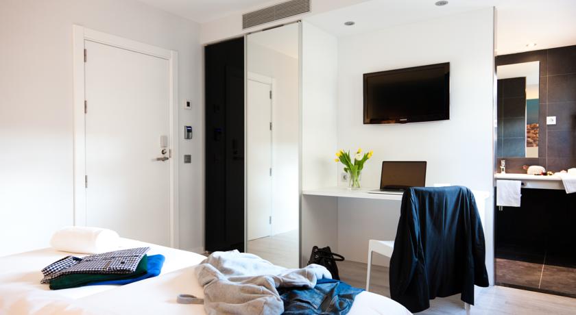 Bureau met televisie in kamer van hotel Andante in Barcelona