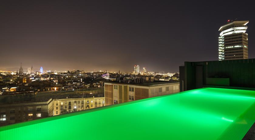Dakterras met zwembad van hotel Andante in Barcelona