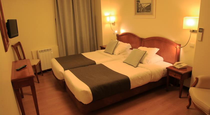 Tweepersoonskamer met enkele bedden van Hotel Da Bolsa in Porto