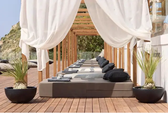 Dimitra Beach Hotel & Suites ligbedden 