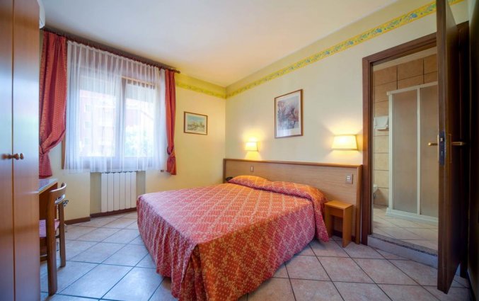Tweepersoonskamer met een enkel bed van Hotel Piave in Venetië