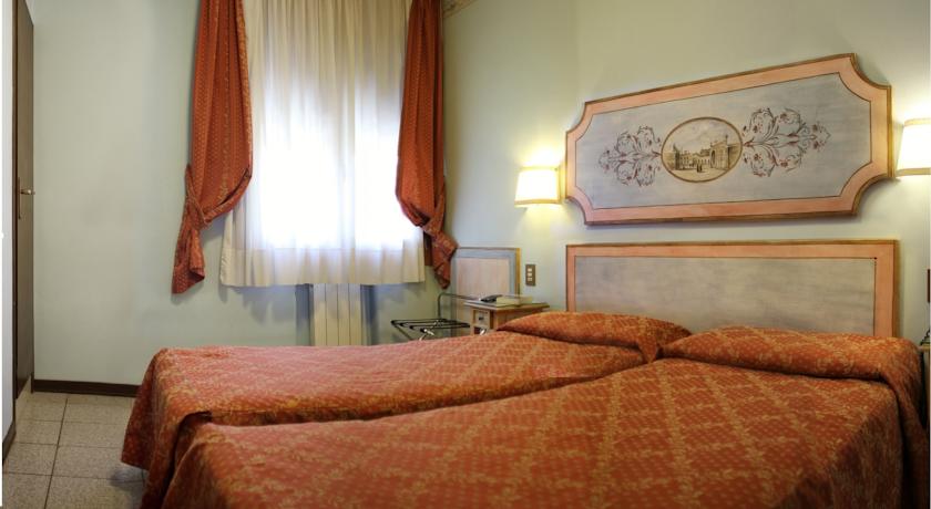 Tweepersoonskamer met twee losse bedden van Hotel Piave in Venetië