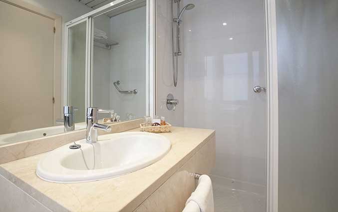 Badkamer van een tweepersoonskamer van Hotel Regente in Madrid