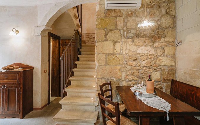 Eetgedeelte met trap naar kamers Hotel Borgoterra in Puglia