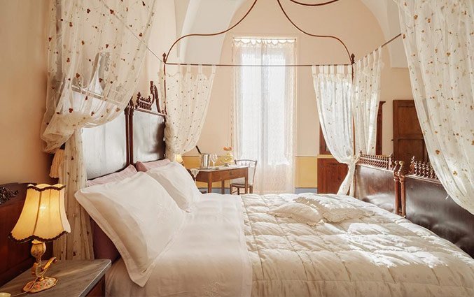 Tweepersoonsbed in slaapkamer van Hotel Borgoterra in Puglia