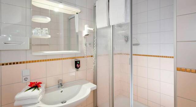 Badkamer van een tweepersoonskamer van Hotel Ibis Styles Berlin City Ost in Berlijn