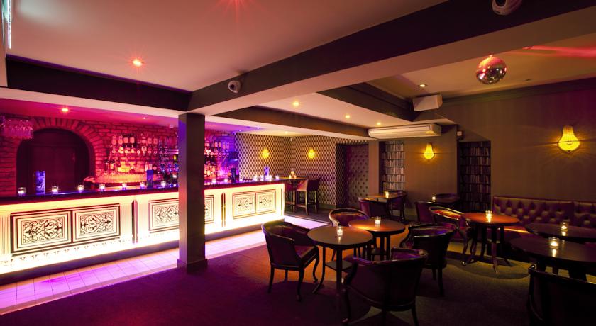 Bar met zitgedeelte hotel Harcourt in Dublin