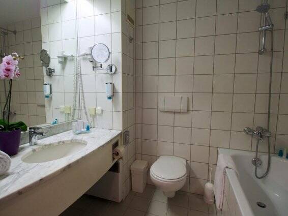 Badkamer in kamer van cityhotel Arion Vienna in Wenen