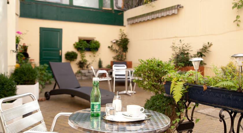 Tuin met tafel van hotel Donauwalzer Wenen