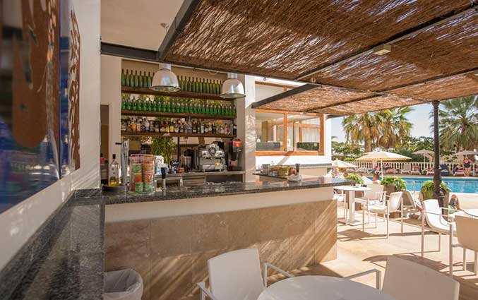 Poolbar hotel Tres Torres op Ibiza