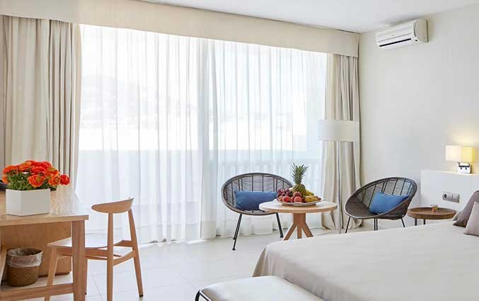 Standaard kamer met zitgedeelte van hotel Tres Torres op Ibiza
