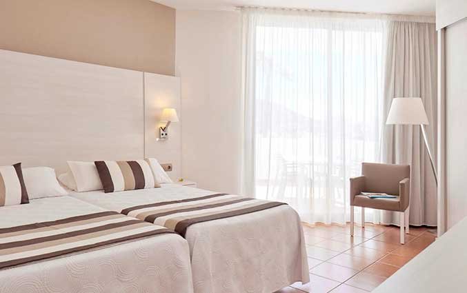 Tweepersoonskamer met bed van hotel Tres Torres op Ibiza