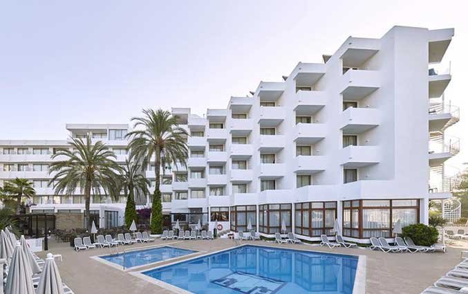 Voorkant met zwembad van hotel Tres Torres op Ibiza