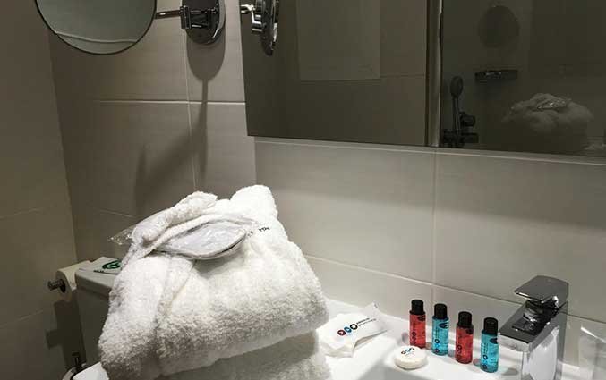 Wasbak met handdoeken in kamer van hotel Tres Torres op Ibiza