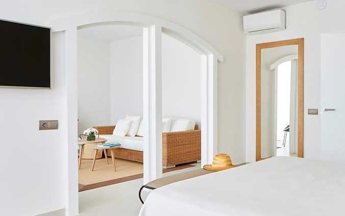 Witte standaard kamer van hotel Tres Torres op Ibiza