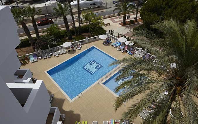 Zwembad vanaf boven van hotel Tres Torres op Ibiza