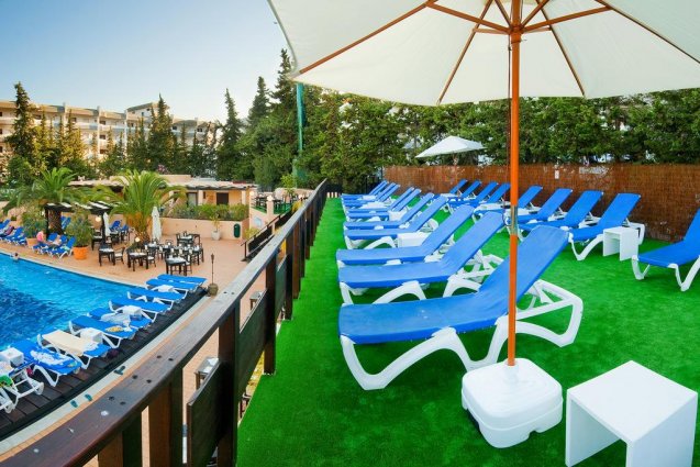 Terras met ligbedjes van Hotel Balaia Mar in de Algarve