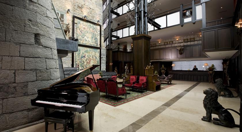 Lounge met piano van Hotel Clontarf Castle in Dublin