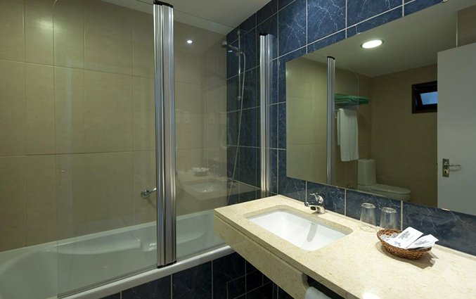 Badkamer van een tweepersoonskamer van Hotel Roca Mar op Madeira