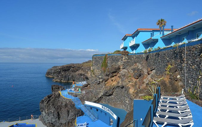 Uitzicht op de rotsen van Hotel Roca Mar op Madeira