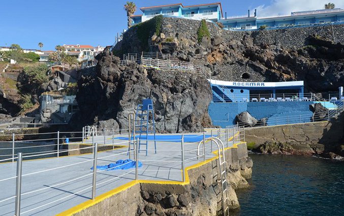 Zwembad en vooraanzicht van Hotel Roca Mar op Madeira