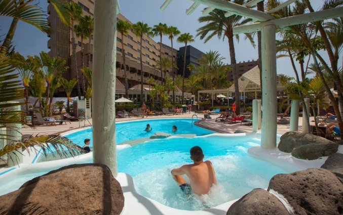 Buitenzwembad en jacuzzi van Hotel Abora Continental by Lopesan op Gran Canaria