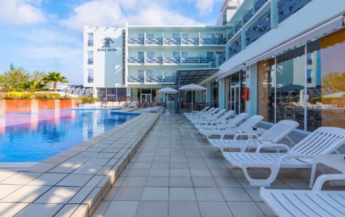 Ligbedden aan het zwembad van Hotel azuLine Hotel Pacific Ibiza