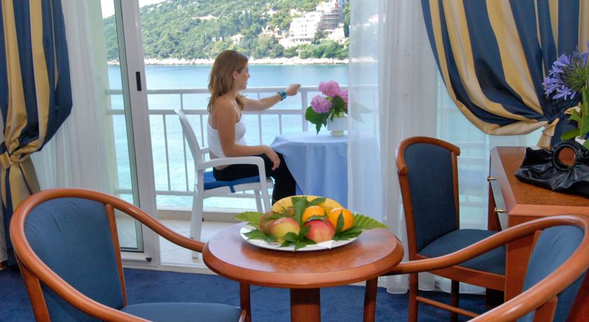 Zithoek en balkon van een tweepersoonskamer van Hotel Vis in Dubrovnik