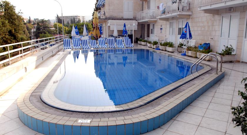 Buitenzwembad van Hotel Komodor in Dubrovnik