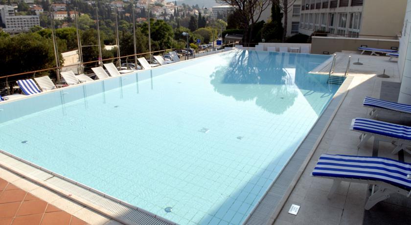 Buitenzwembad van Hotel Uvala in Dubrovnik