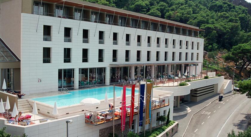 Gebouw en zwembad van Hotel Uvala in Dubrovnik
