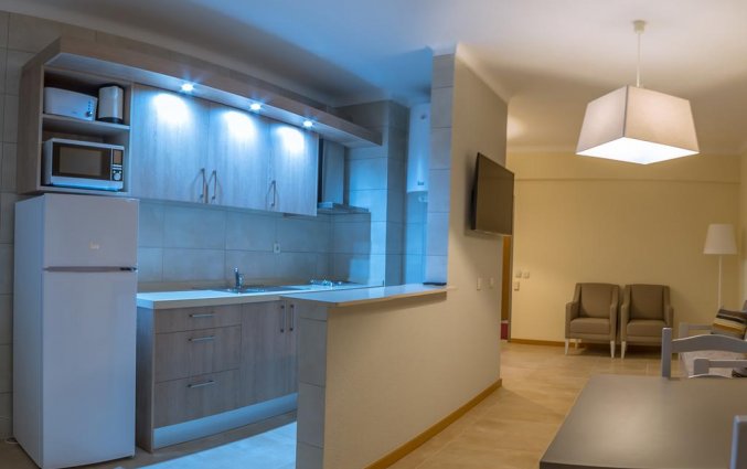 Keuken en zitgedeelte in Aparthotel Flor Da Rocha in de Algarve