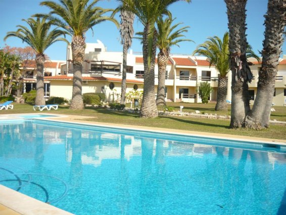 Buitenzwembad van Hotel Praia da Lota Resort in de Algarve