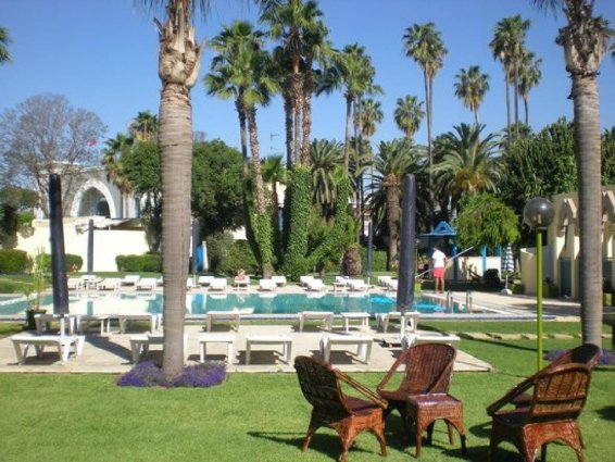 Tuin met zwembad en zonneterras van Hotel Ibis in Fez