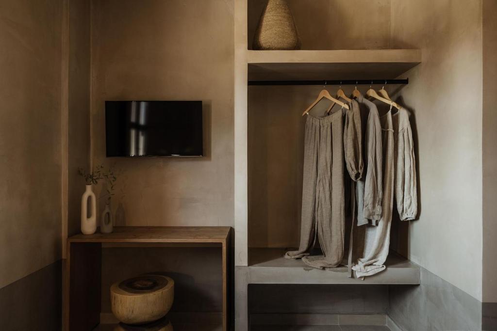 Momi Slow Living Hotel - kamer met tv en kledingkast