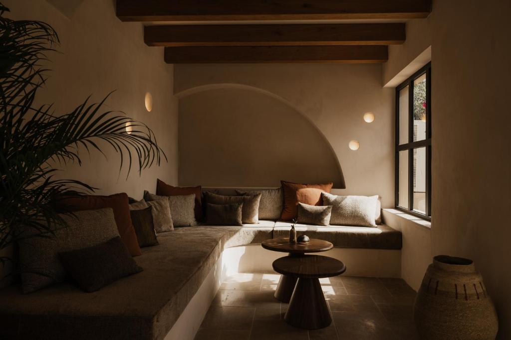 Momi Slow Living Hotel - suite met zithoek in nis