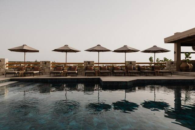 Momi Slow Living Hotel - zwembad met parasols
