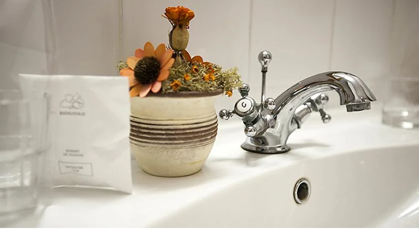 Badkamer van een tweepersoonskamer van Hotel Mediterran in Budapest