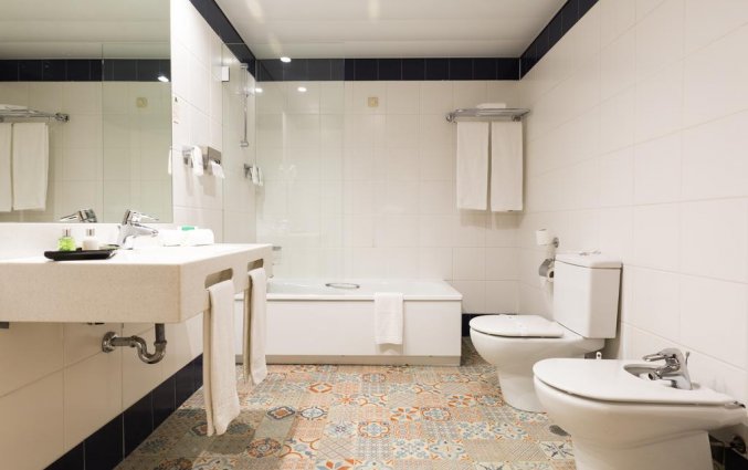 Badkamer van een tweepersoonskamer van Hotel Legendary in Porto