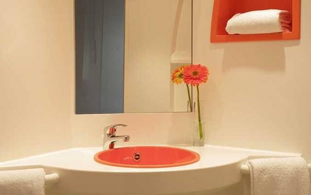 Badkamer van een tweepersoonskamer van Hotel iStay Porto Centro in Porto