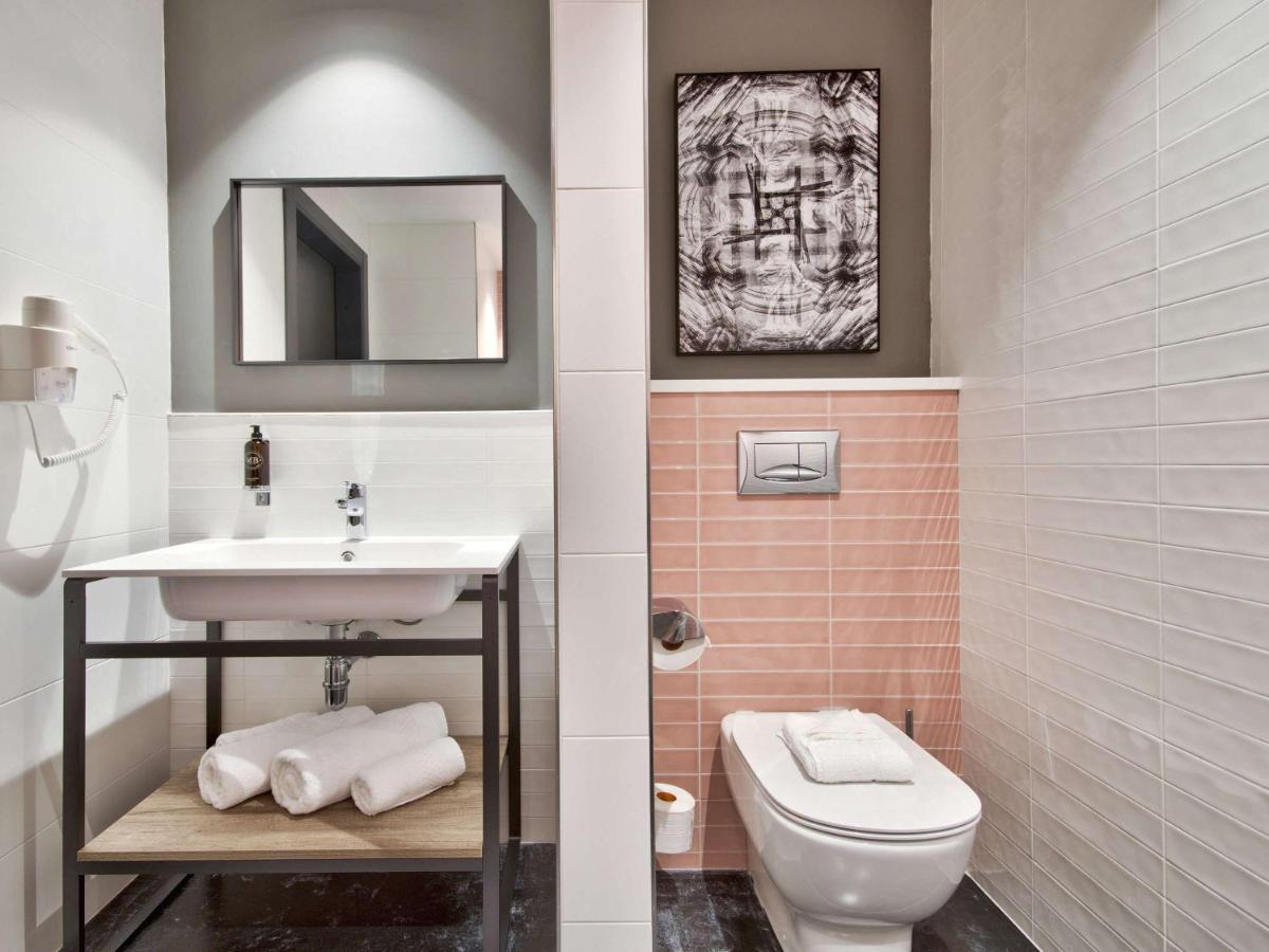 Number 11, Urban Hotel