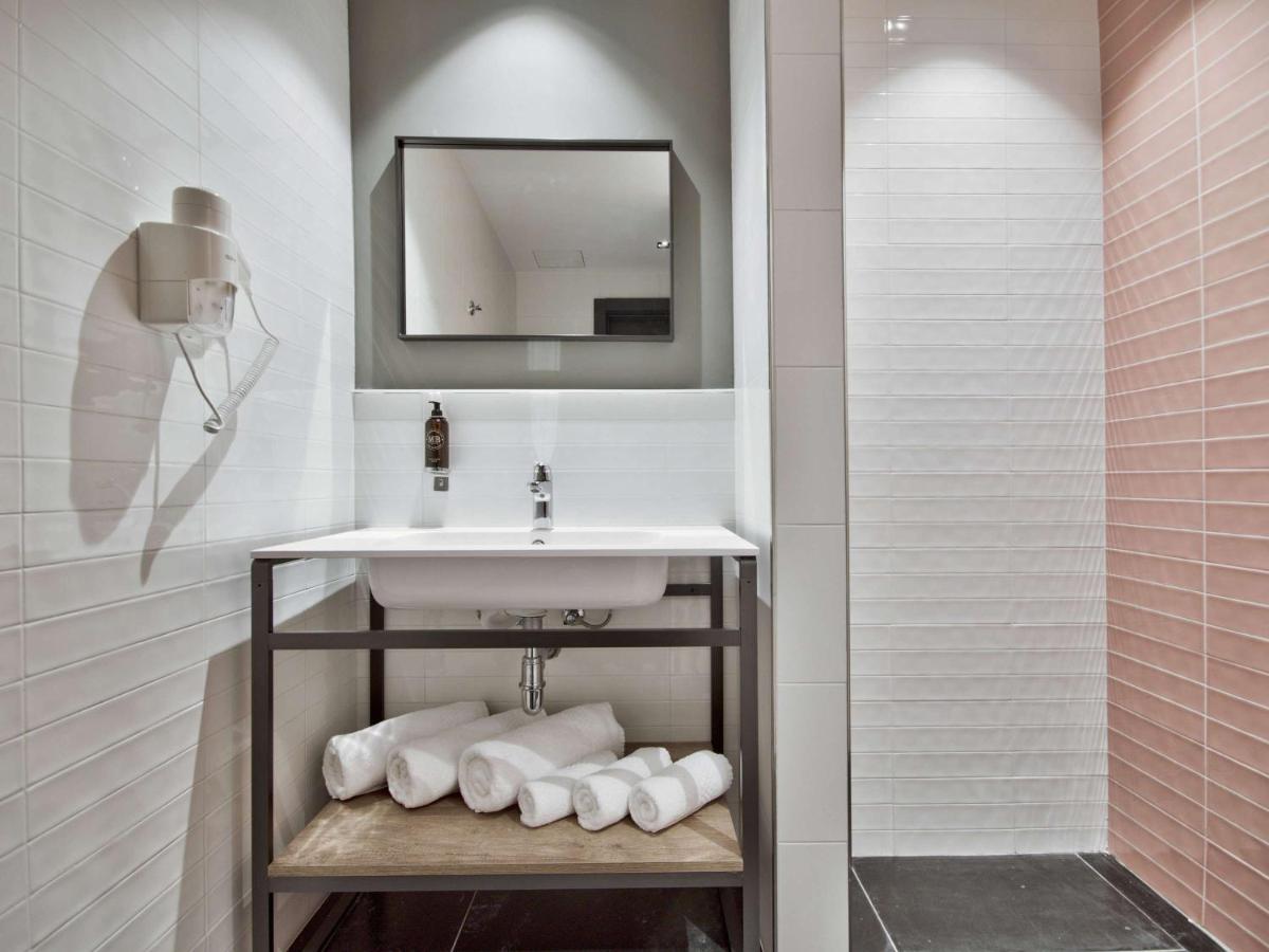 Number 11, Urban Hotel