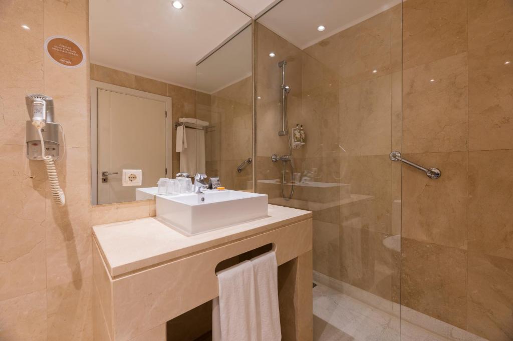 Topazio Vibe Beach Hotel and Apartments