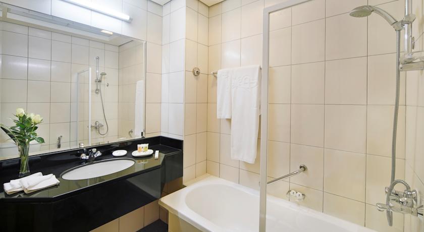 Badkamer van een tweepersoonskamer van Hotel Arabian Park in Dubai