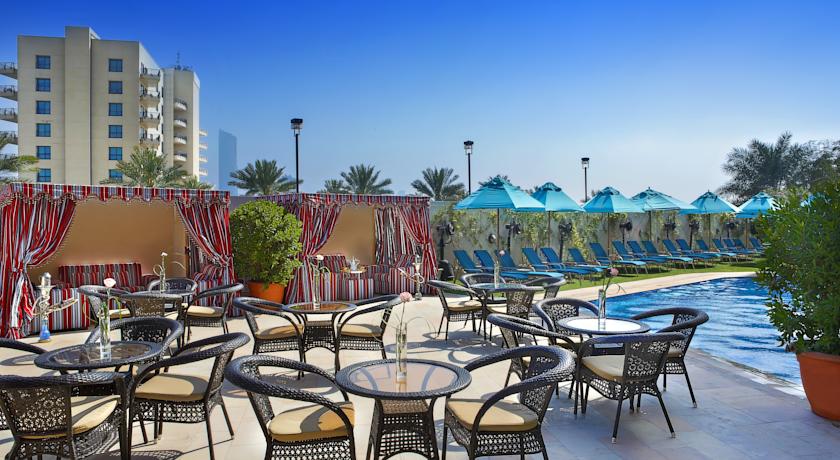 Dakterras met zwembad en lounge van Hotel Arabian Park in Dubai