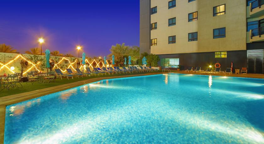 Zwembad op het dak van Hotel Arabian Park in Dubai