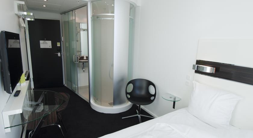 Tweepersoonskamer en badkamer van Hotel Wakeup Copenhagen Borgergade in Kopenhagen
