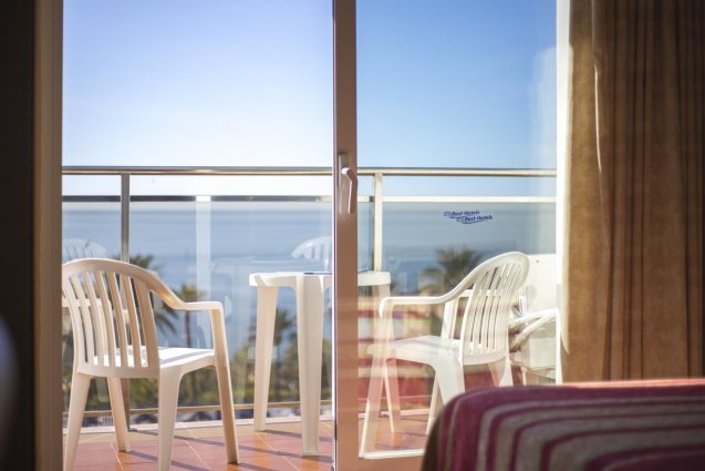 Balkon van een tweepersoonskamer van Hotel Siroco aan de Costa del Sol